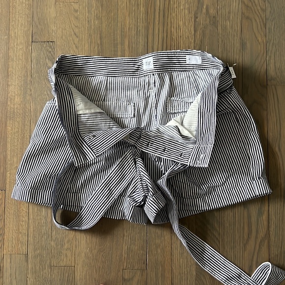 Gap NWT high waisted shorts🎉😍 - Picture 4 of 8
